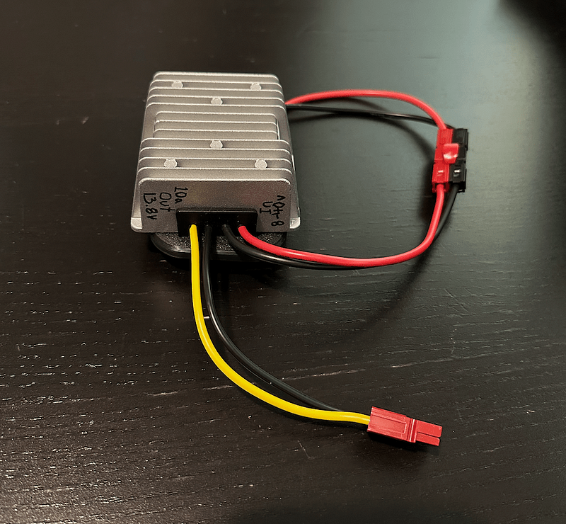 Battery output adapter and buck converter, connected and arranged back-to-back